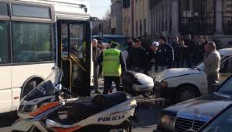 Goditi me thikë shtetasin me iniciale L.B 23-vjeç në Tiranë, Policia arreston shtetasin me iniciale A.K 43-vjeç