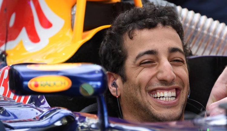 Daniel Ricciardo i shkrin të gjithë së qeshuri, kërcen si belly-dancer [VIDEO]