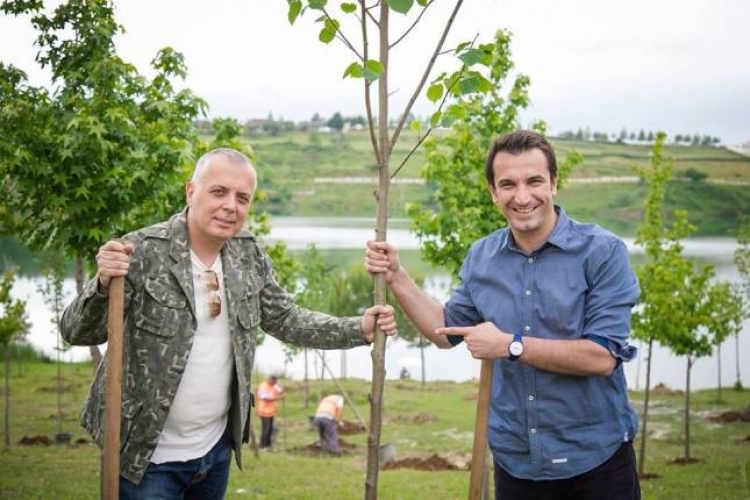 Sokol Balla e mban premtimin, mbjellë pemë për Tiranën me Erion Veliaj[FOTO]