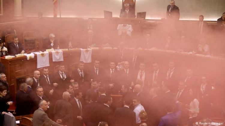 Mediat ndërkombëtare: Përleshjet shpërthejnë jashtë parlamentit shqiptar