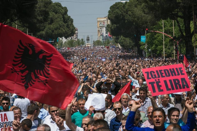 Kriza politike sjell në Tiranë 7 eurodeputetë
