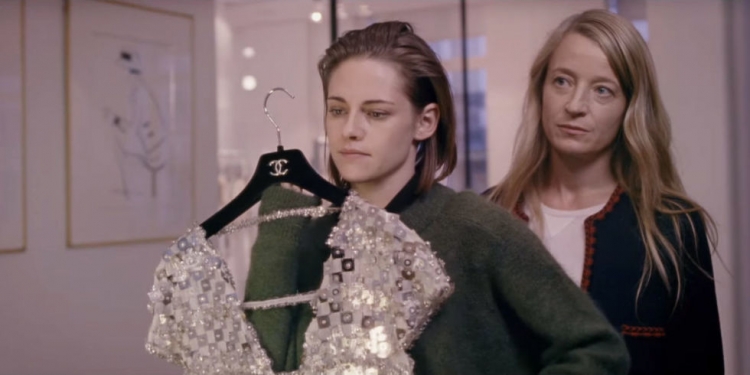 Kristen Stewart fanitet nga një fantazëm në “Personal Shopper” [VIDEO]