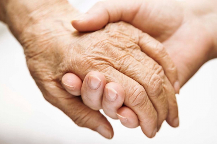 Tiranë, shkon në farmaci për të blerë ilaçe, humb jetën nga infarkti 86-vjeçari