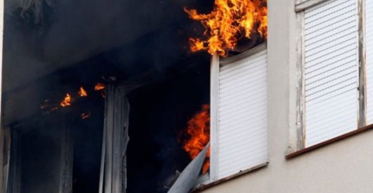Zjarr në Durrës/ Zjarrfikësit shpëtojnë gruan nga flakët