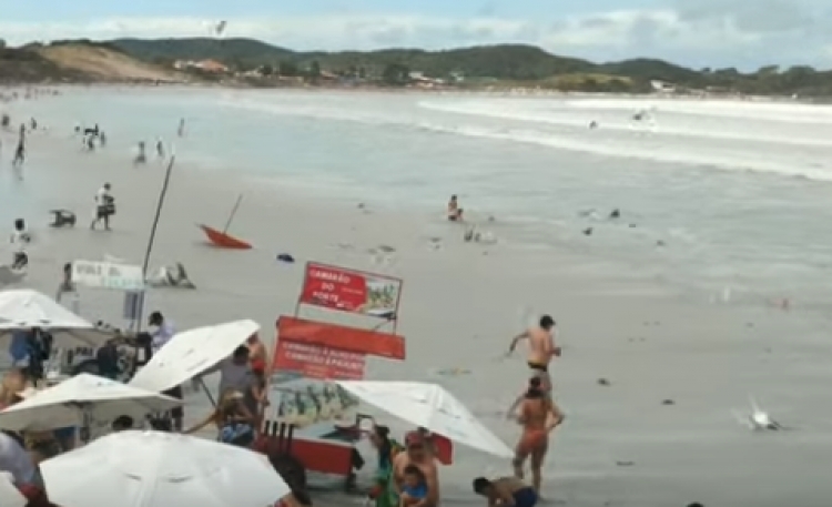 Deti “i tërbuar”, pushuesit kapen mat nga dallgët [VIDEO]
