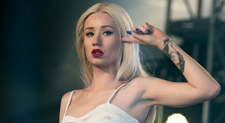 Iggy Azalea shfaq gjoksin e zmadhuar...dhe asetet e tjera [FOTO]