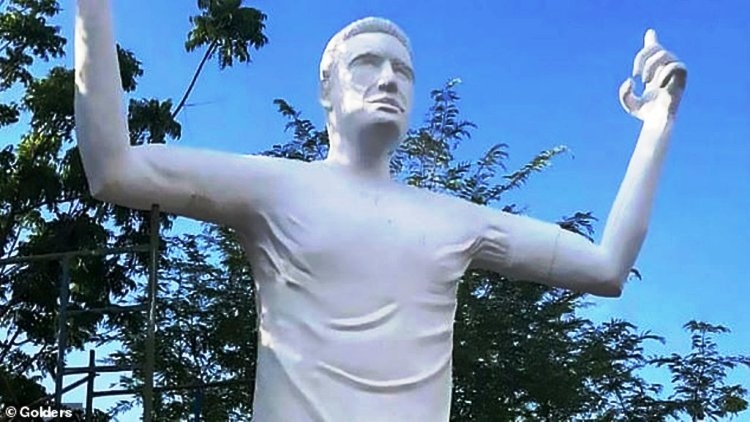 Statuja që i bënë yllit të futbollit në vendlindje, kush është?