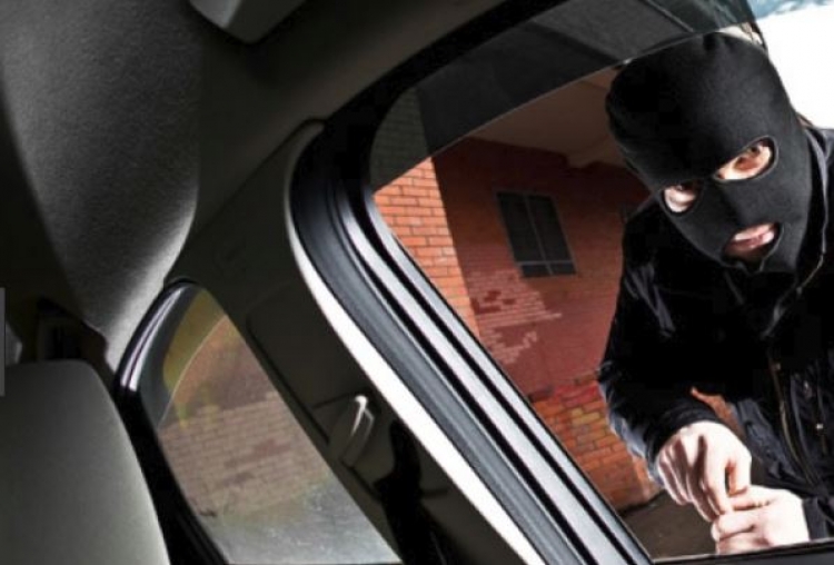 “Maskat” dhunojnë shoferin dhe i marrin makinën