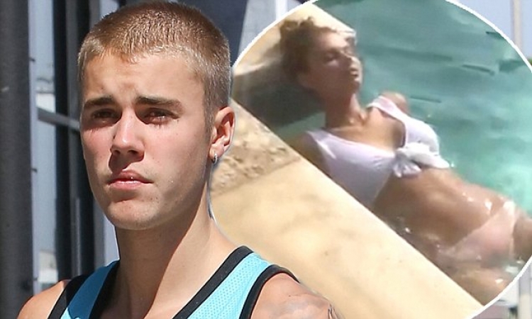 Justin Bieber: Kë të marr e kë të lë? [FOTO / VIDEO]