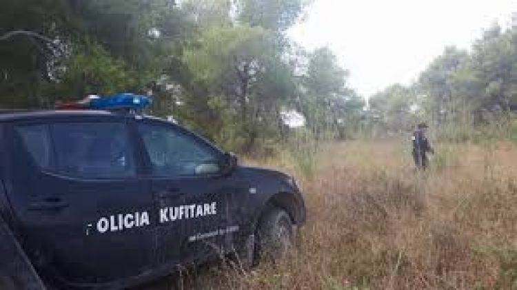 E rëndë, gjendet një polic i vdekur në furgonin e patrullimit në Kapshticë. Nga hetimet paraprake, dyshohet se efektivi i policisë ka gjetur vdekjen për shkaqe naturale