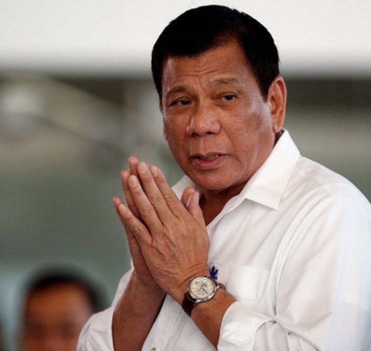 Presidenti i Filipineve sulmon priftërinjtë: Vritini