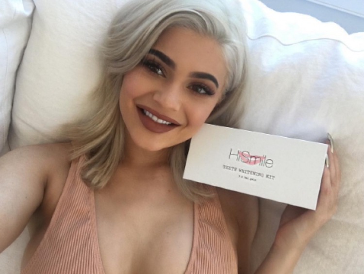 Kylie Jenner “vë dorën në zemër”, ja çfarë bën [FOTO]