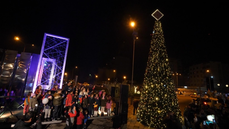 Pas sheshit Skënderbej, Veliaj ndez dritat e festave te Pazari i Ri [VIDEO]