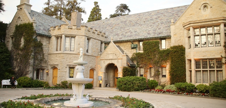 Playboy Mansion: Vila qe Hugh Heffner e ktheu ne 