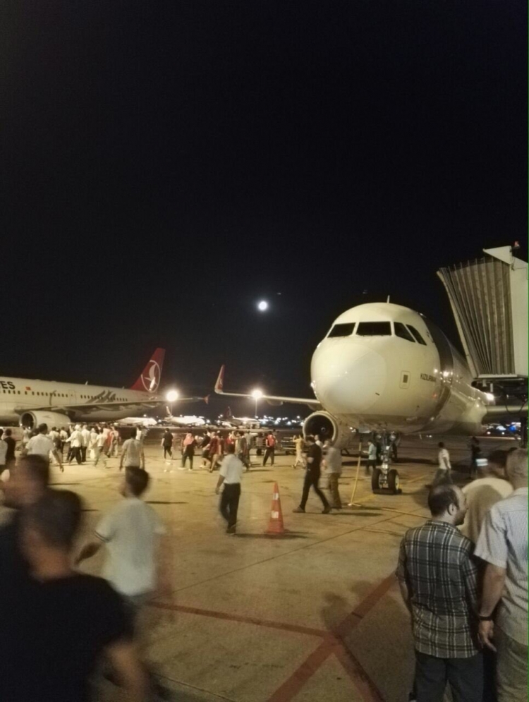 E fundit / Largohen ushtarakët nga aeroporti. Drejtimin e tij e marrin civilët [FOTO]