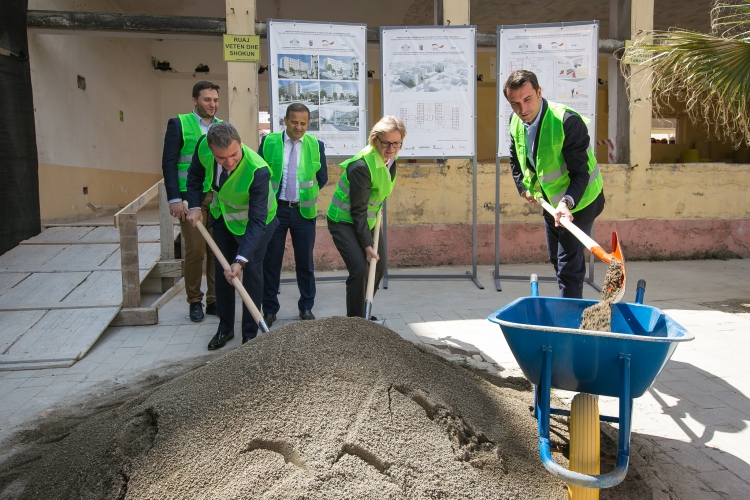 Veliaj: “Kushte më të mira për 600 studentë, edhe shkollat e reja do pajisen me sistemin e efiçencës energjitike”