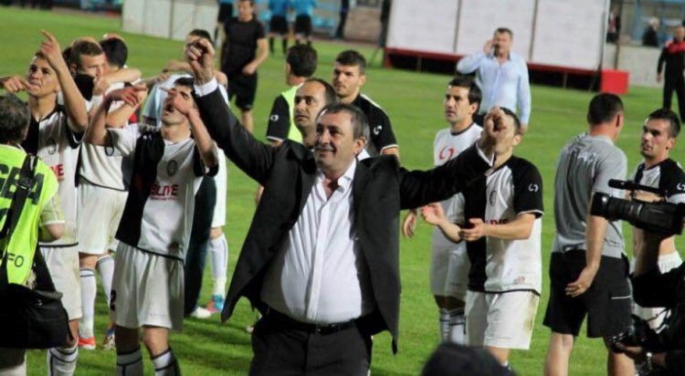 Presidenti i Laçit humb toruan, rreh barbarisht futbollistin para të gjithë lojtarëve, ai e denoncon [FOTO]