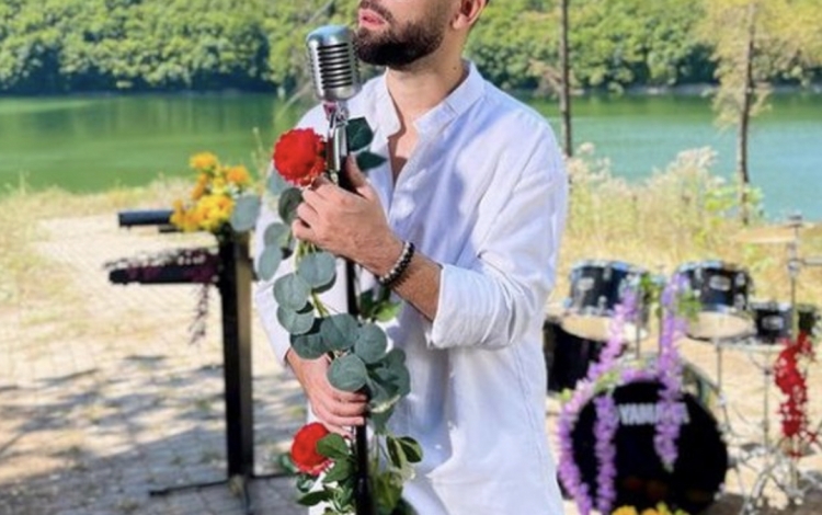 Këngëtari shqiptar ndan me ndjekësit lajmin e ëmbël; bëhet baba për herë të dytë!