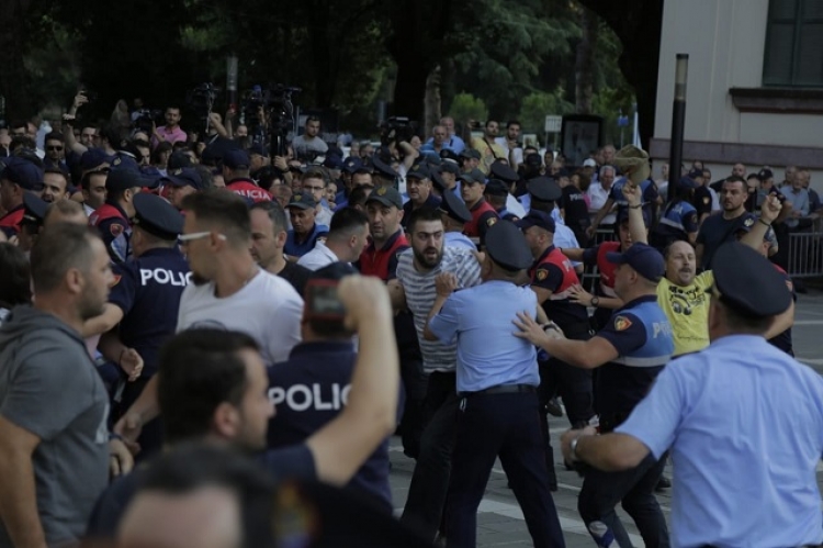 E papritur! Policia tërheq forcat nga rrethimi i Teatrit Kombëtar