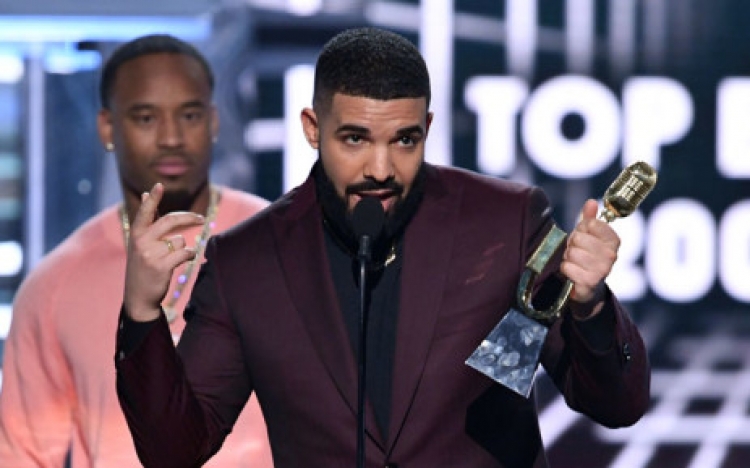 DRAKE triumfoi në “Billboard Music Award” dhe dedikim më të bukur se ky s’mund të bënte asnjëherë!