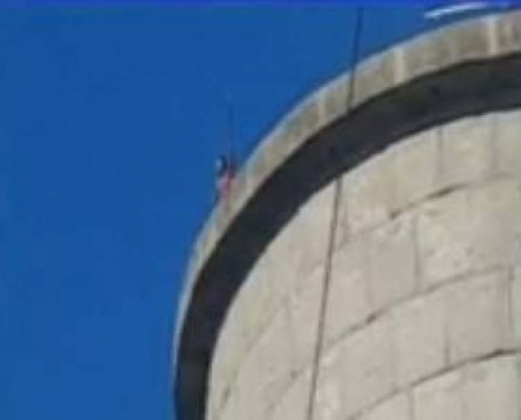 E rëndë/40 vjeçarja, Elona Bregu kërcënon se do të hidhet nga oxhaku i Tec-it në Kuçovë