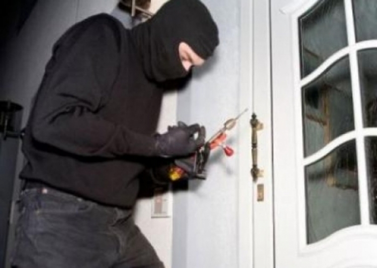 Korçë, persona të maskuar tentojnë të grabisin në banesë dhe dhunojnë shtetasin me iniciale E.D., 38 vjeç, Policia po heton për zbardhjen e ngjarjes