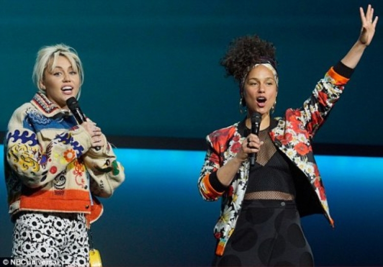 Miley Cyrus dhe Alicia Keys do të ndezin “The Voice” [VIDEO]