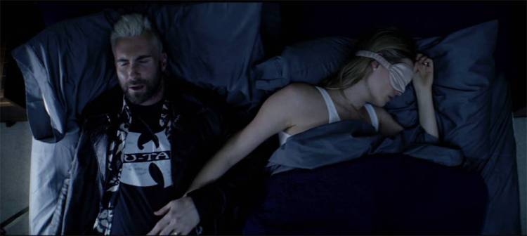 Në shtrat me Adam Levine dhe Behati Prinsloo [VIDEO]