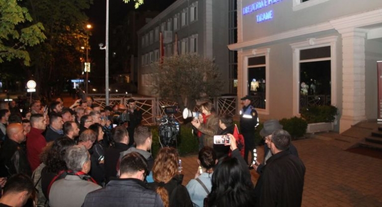 Të arrestuarit nga Kukësi sillen në Tiranë, qytetarët protestojnë te Drejtoria e Policisë, mes tyre dhe shkrimtari i njohur [FOTO]