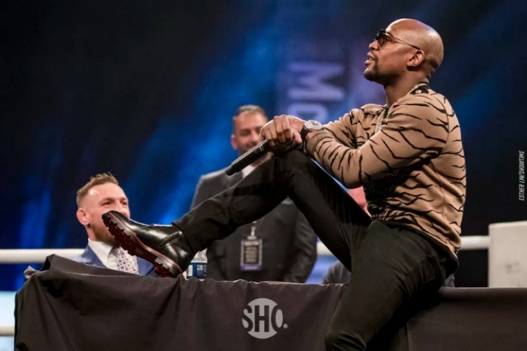 Befason babai i Mayweather, Floyd duel në kafaz me McGregor