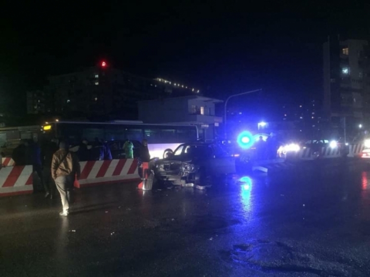 Aksident në Astir nga gjendja kaotike e rrugës, 3 makina përplasen me njëra-tjetrën