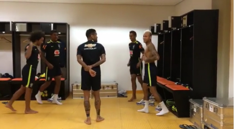 Neymar me shokë na japin leksione kërcimi nga dhomat e zhveshjes [VIDEO]