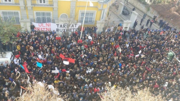 Studentët hedhin vezë dhe letra higjenike drejt Ministrisë së Arsimit