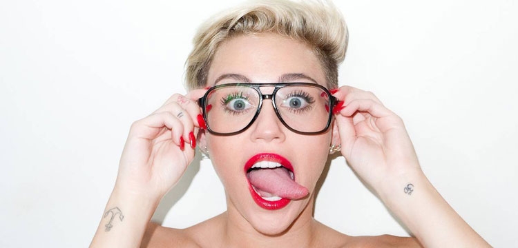 “Nuk jam bi”! Miley Cyrus rrëfen seksualitetin e saj të pazakontë [FOTO]