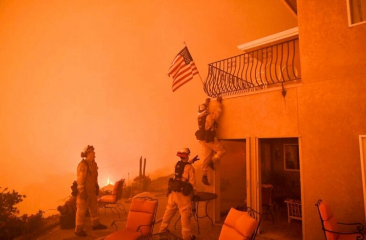 Zjarret ‘pushtojnë’ Kaliforninë, evakuohen rreth 8 mijë persona