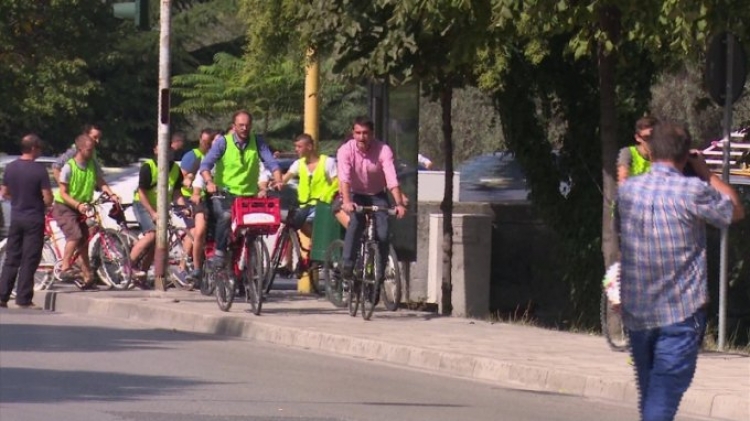 Bashkia e Tiranës në ditën pa makina dhuron biçikleta