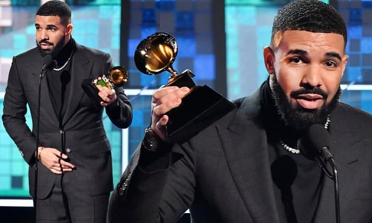 Drake mban premtimin, çmend rrjetet sociale me publikimin e dy këngëve [VIDEO]