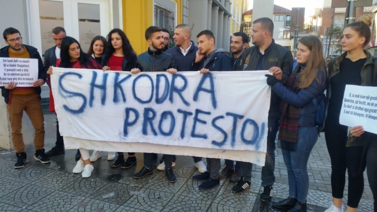 Studentët e Shkodrës i bashkohen protestës para Ministrisë së Arsimit [FOTO]