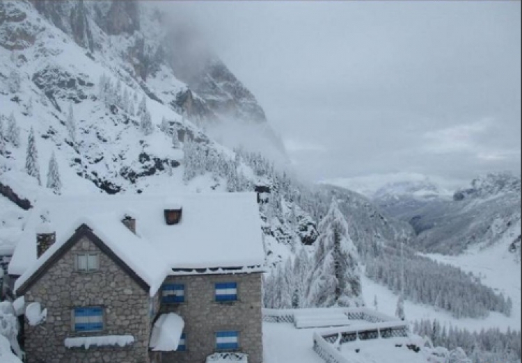 Bora e dendur mbulon alpet në Itali. Moti i keq pritet të përfshijë edhe vendin tonë