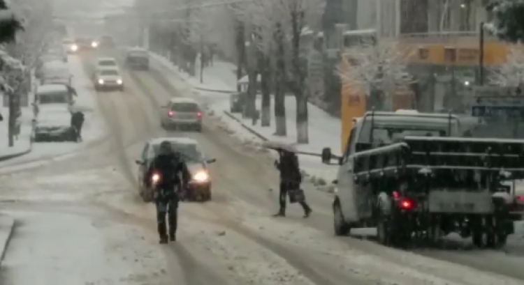 Moti i ftohtë: Vijojnë reshjet e dëborës, situata nën kontroll