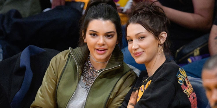 Bella Hadid dhe Kendall Jenner, “sanduiç” erotik me një mashkull! [FOTO]