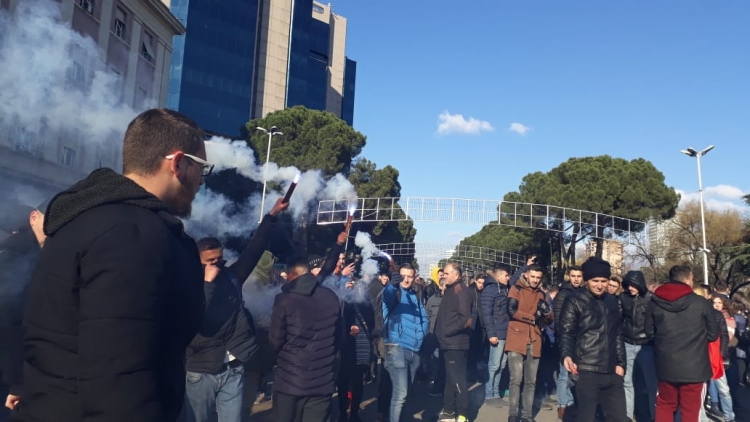Përshkallëzon protesta e STUDENTËVE, të rinjtë hedhin tymyese drejt Kryeministrisë [VIDEO]