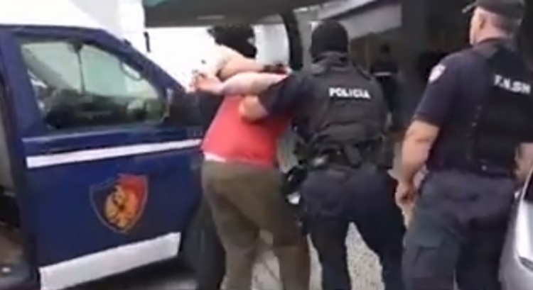 Policia e Lezhës ka sekuestruar 14 mijë euro dhe një sasi të madhe bizhuterish, arrestohet Roan Brahimi, 26 vjeç