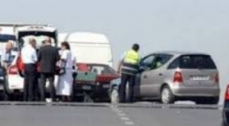 Aksident në autostradën Tiranë-Durrës, fuoristrada del nga rruga dhe përmbyset, nuk raportohet për persona të lënduar