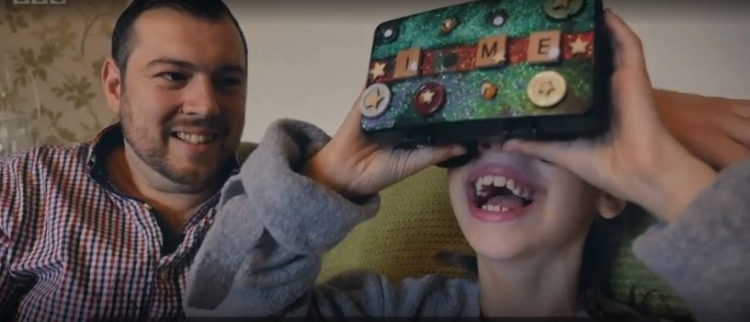 Vajza vuan nga sindroma. Babai i krijon një pajisje VR për ta ndihmuar atë