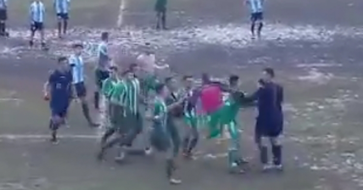 Skandal në futbollin shqiptar, lojtarët rrahin keq gjyqtarin për një penallti. Mos e humbisni! [VIDEO]