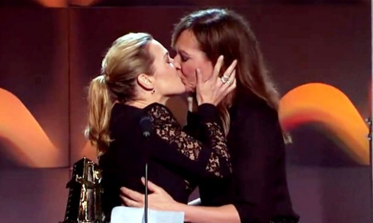 A është kjo puthja më e famshme e momentit? Dy aktoret e njohura puthen në buzë “live” [VIDEO]