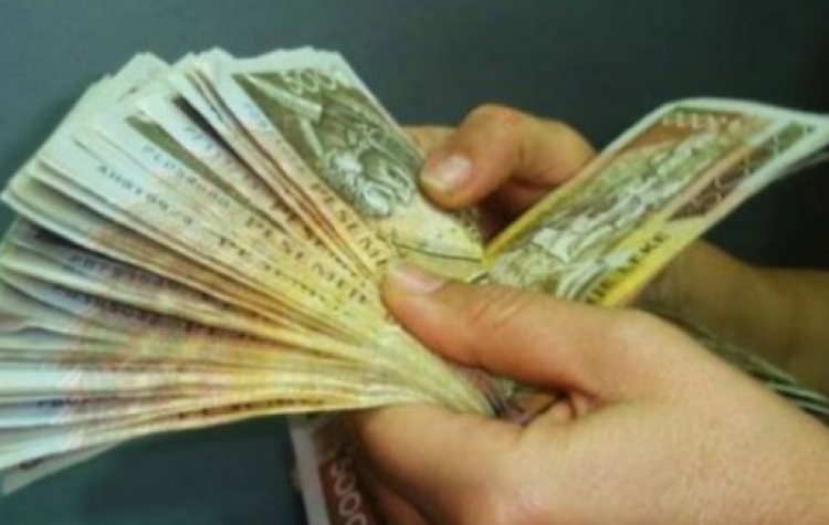 Shqiptarët marrin më pak para, por paguajnë më shumë taksa
