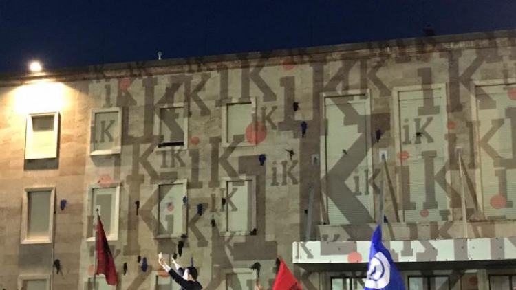 FOTO-LAJM/ Idetë ''pikante'' të protestuesve opozitarë, ja versioni i korçarve për ''Rama ik''