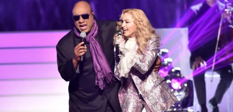 Madonna thyen heshtjen, performon tributin ndaj Prince [VIDEO]